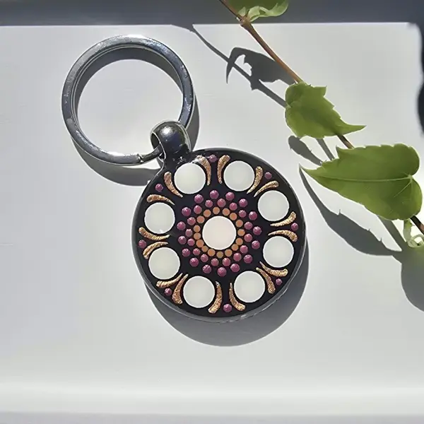 Porte-clés rond mandala peint recto verso terre cuite, fuchsia métallisé, crème et cuivré
