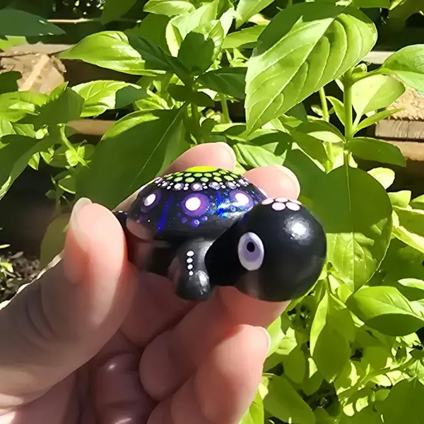 Petite tortue décorative – mandala vert et violet pailleté - peint à la main