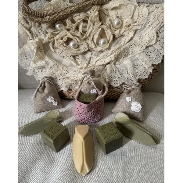 * panier miniature garni d’un savon de marseille et d’un sachet de lavande * coton rose