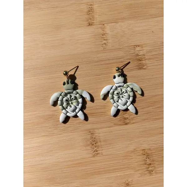 Boucles d’oreilles tortues de mer – pâte polymère & acier inoxydable doré