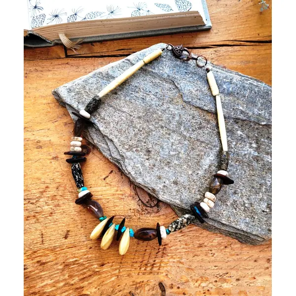 Collier grand "ras de cou" shabby chic avec perles nacre, agate, granit .. : "réveillés de la vie"