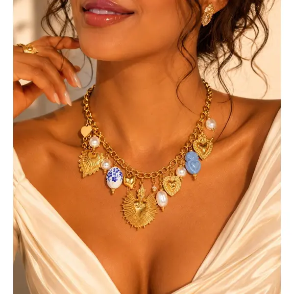 Collier à breloques | collier doré à breloques médaillons perles et semi porcelaine– collier d’été, bijou de plage chic, acier inoxydable