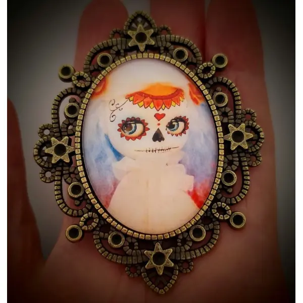 Broche talisman memento mori - portrait gothique inspiré des cabinets de curiosités.