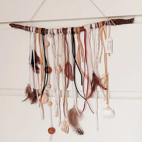 Suspension murale en bois flotté – décoration bohème avec plumes, coquillages et rubans