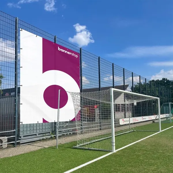 Banderole publicitaire pour terrain de foot