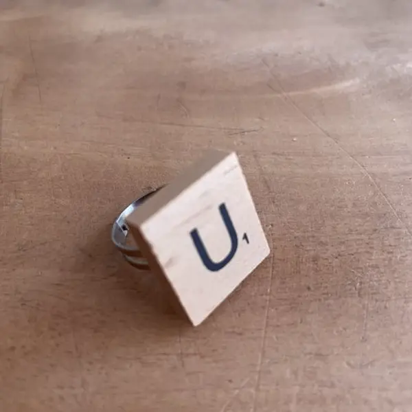Bague réglable lettre en bois u
