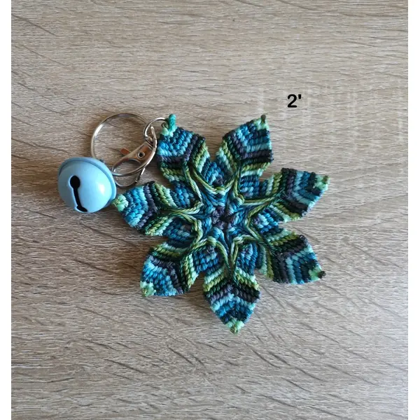 Mandala bijou de sac ou porte clefs, tissé de fil et d'intentions pour apaiser l'âme