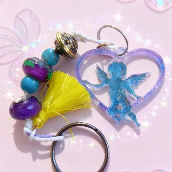 Porte-clés artisanal avec cœur ange pailleté, perles colorées et pompon jaune