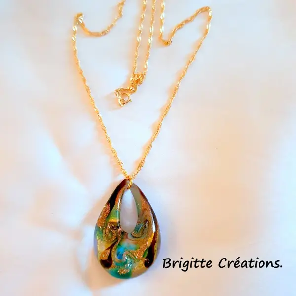 Pendentif composé d'une perle goutte en verre de murano authentique