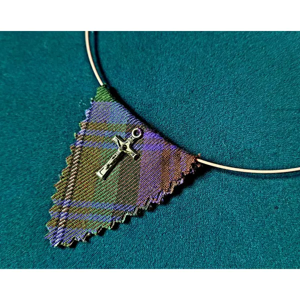 Collier triangle tissue violet, vert, tour de cou semi-rigide rose très pale, croix en métal argenté, fermoir à vise métal argenté
