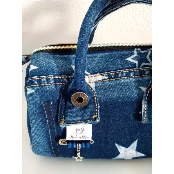 Sac minimaliste à bandoulière réglable.