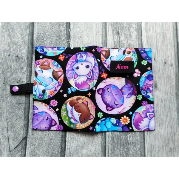 Protège carnet de santé pour chat, chats mignons bulles violet, etui passeport ou range ordonnances, nom brodé