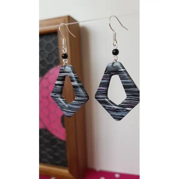 Boucles abstraites grise et noire