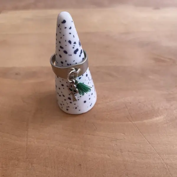 Bague réglable breloques clé et pompon