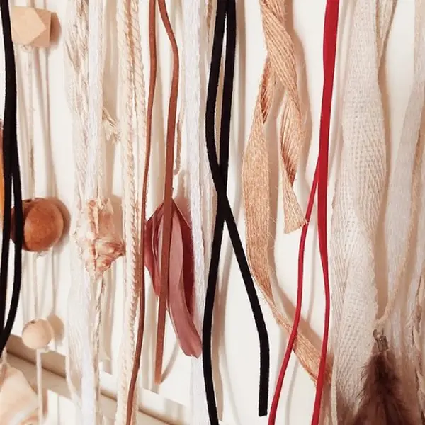 Suspension murale en bois flotté – décoration bohème avec plumes, coquillages et rubans