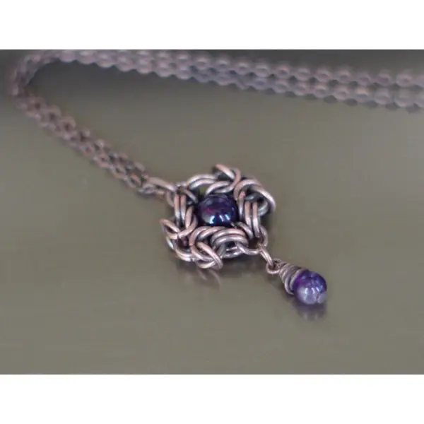 Petit pendentif maille en cuivre oxydé et améthyste