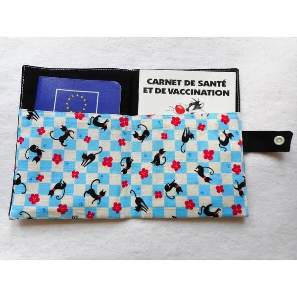 Protège carnet de santé pour chats, etui passeport, nom brodé, chats noirs carreaux bleus et ecrus