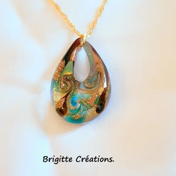Pendentif composé d'une perle goutte en verre de murano authentique