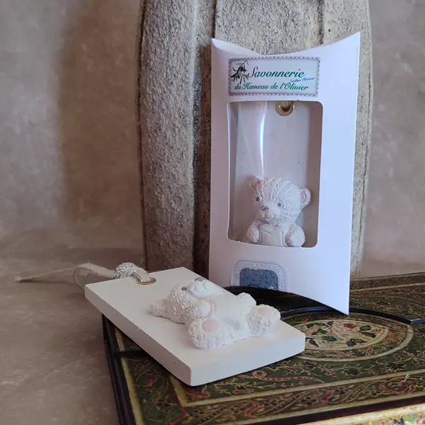 Pampille ourson en plâtre fait main • diffuseur de parfum à suspendre.