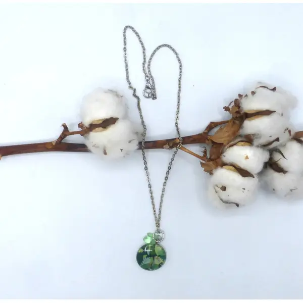 Pendentif rond feuilles feuillages vert en cabochon en verre et acier inoxydable