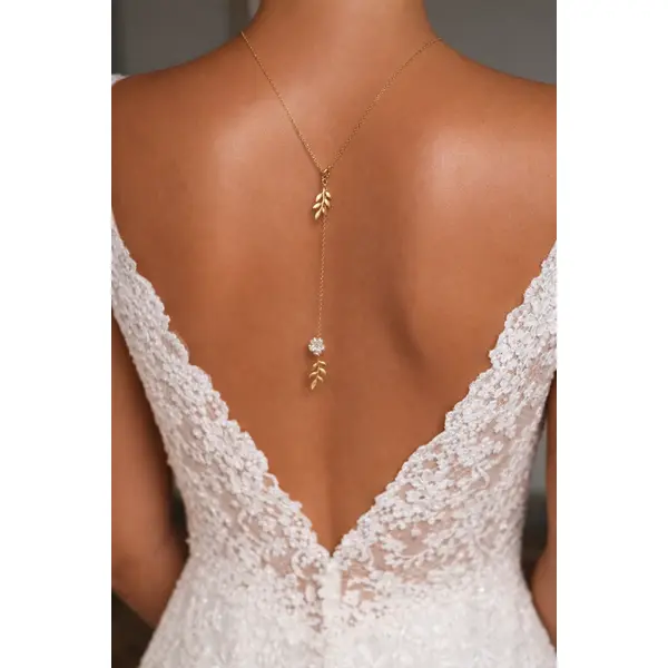 Collier de dos mariée en perles dorées – bijou élégant pour mariage-robe dos nu -éloria