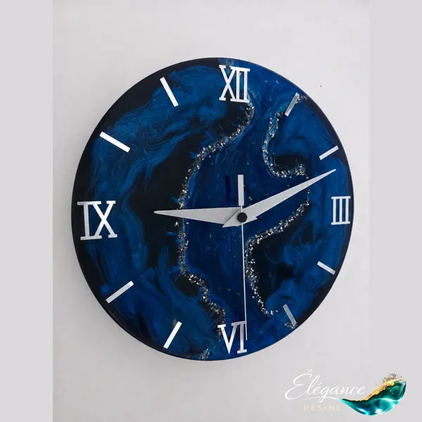 Horloge murale 27cm en résine bleu saphir, noir et argent – abysse d’argent