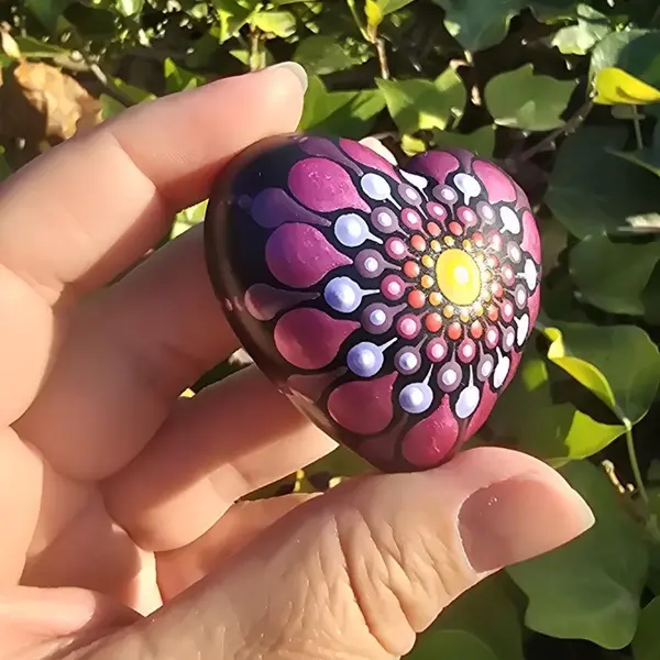 Petite pierre cœur mandala orange, bleu & fuchsia métallisé – peinte à la main