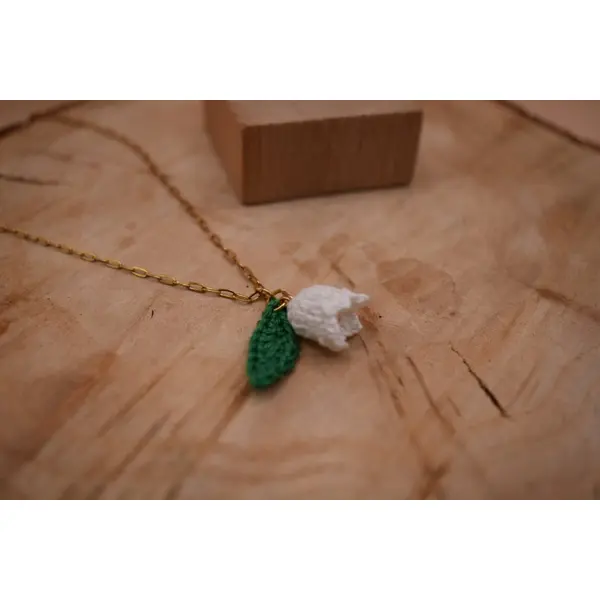 Collier avec pendentif en crochet - lily