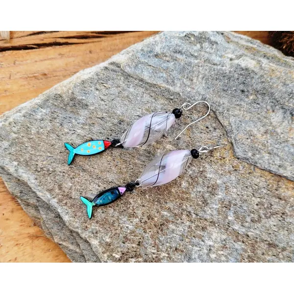 Des boucles d'oreille baroques , chics et citadines avec perles en verre soufflé artisanal et breloques poissons: "coucou les sardines"