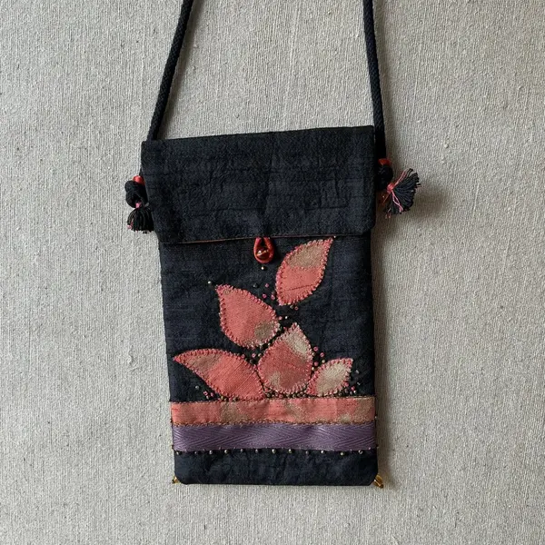 Petit sac bandoulière en soie sauvage noire et feuilles