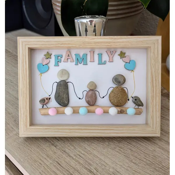 Cadre décoratif famille en galets et pompons