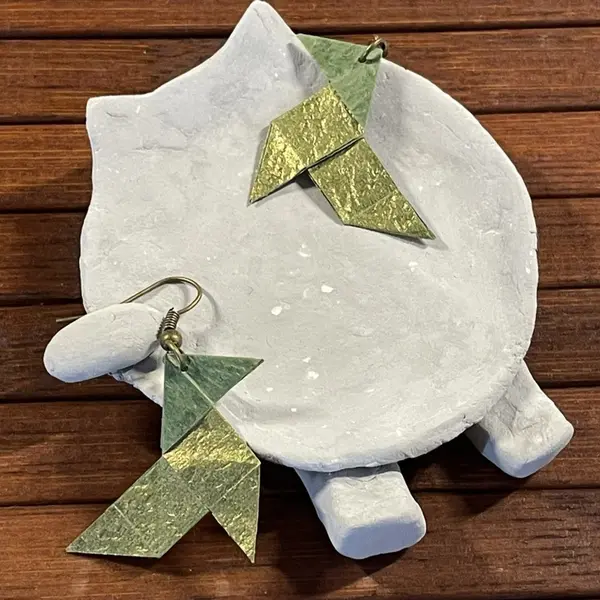 Boucles d'oreilles origami cocotte kaki brillant