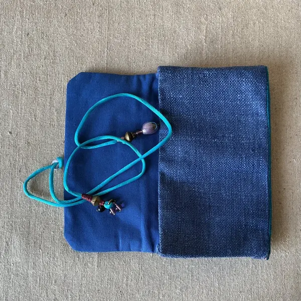 Trousse en soie brute bleu jean et bleu turquoise.