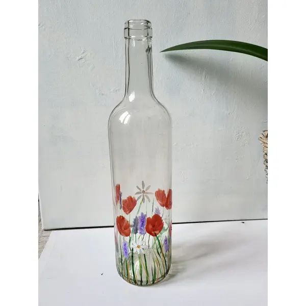 Bouteille en verre peinte d’un motif de coquelicots seconde vie des objets