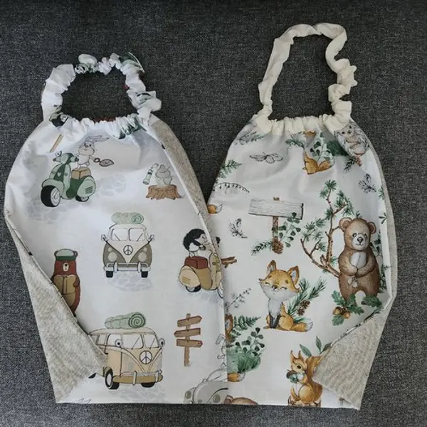 2 serviettes de table - grands bavoirs, serviettes cantine, maternelle, école, loisirs (thème : animaux de la forêt et voitures)