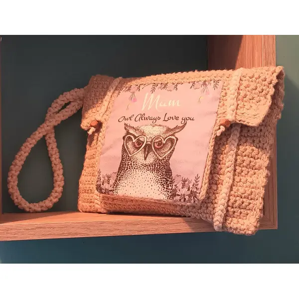 Pochette à main "hibou" porte bonheur. coton naturel et coton recyclé. crocheté et cousu main.