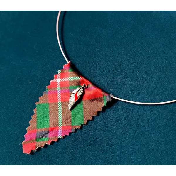 Collier triangle tissue vert, rouge, blanc, tour de cou semi-rigide rose très pale, plume en métal argenté, fermoir à vise métal