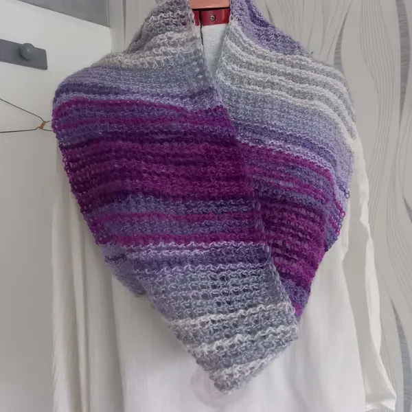Tour de cou femme en laine grise et violette réalisé au crochet tunisien