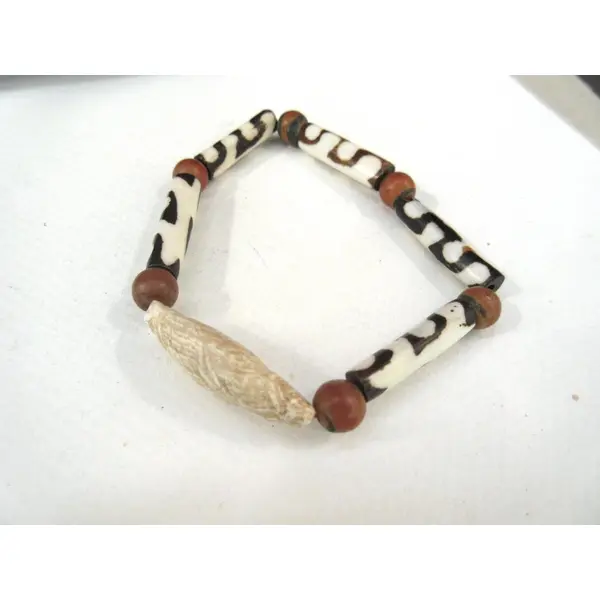 Un bracelet de type africain avec perles batik et anciennes perles en jaspe .. !!!!! : "faire rire ton coeur"