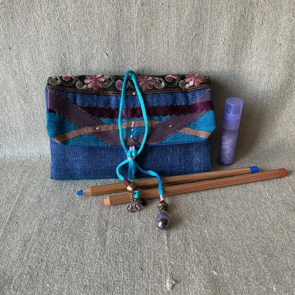 Trousse en soie brute bleu jean et bleu turquoise.