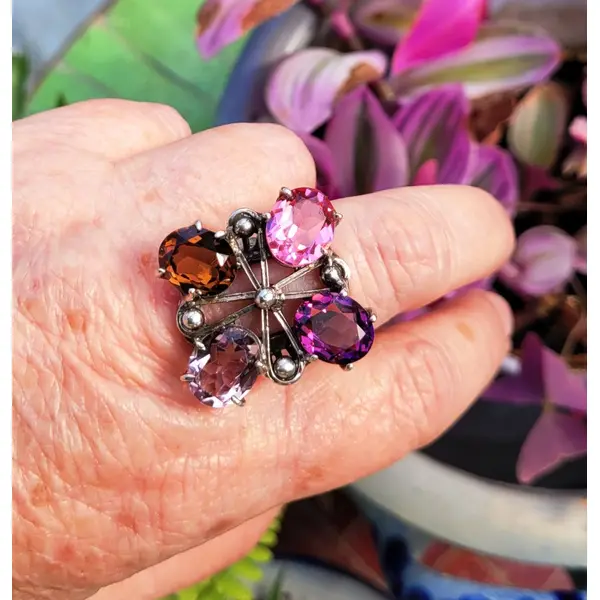 Côté vintage : une bague multi-pierres en argent massif 925 avec 4 cabochons de différentes couleurs en cristal de quartz...