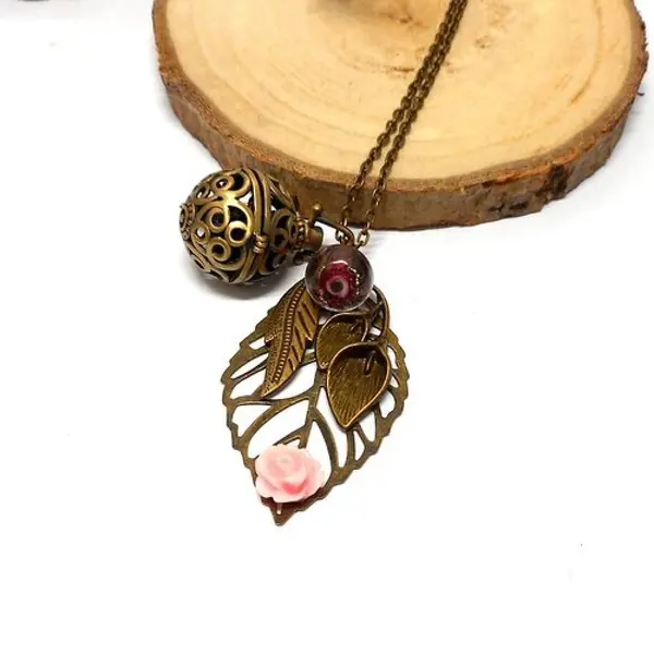 Collier sautoir bronze à parfumer composé d'une grande feuille, fleur rose par breloques et cie
