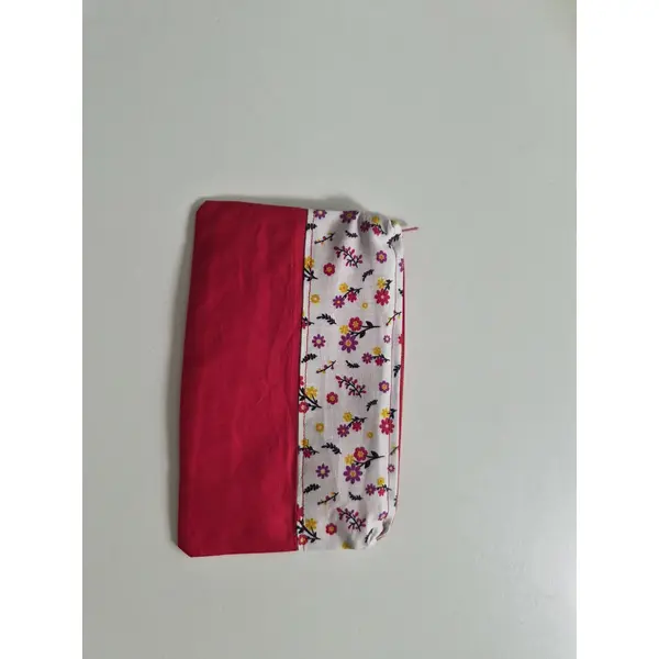 Pochette motif floral et rouge