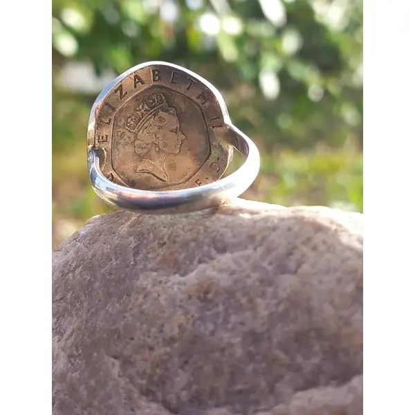Bague twenty pence angleterre