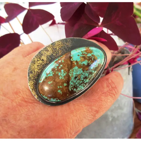 Une bague argent massif 925 avec pépites d'or et un splendide cabochon rare turquoise mine 8 .... pour le côté vintage !!!!
