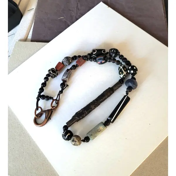 Un collier unisexe de légendes avec perles africaines rares de collections: "des etats de grâce "