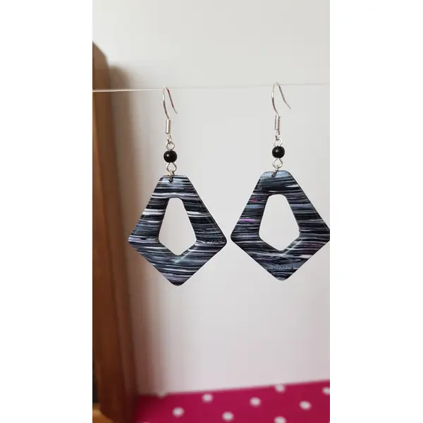 Boucles abstraites grise et noire