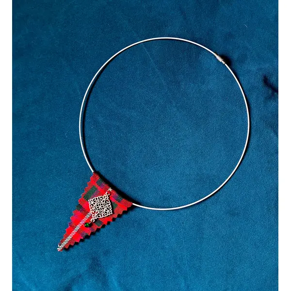 Collier triangle tissue vert, rouge, blanc, tour de cou semi-rigide blanc, rosace en métal argenté, fermoir à vise métal
