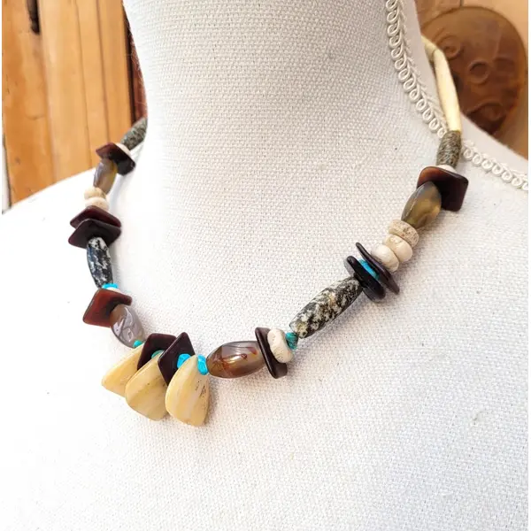 Collier grand "ras de cou" shabby chic avec perles nacre, agate, granit .. : "réveillés de la vie"