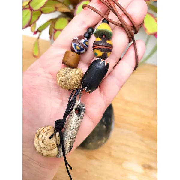 Un collier grigris minimaliste, unisexe et nature avec ces rares coquilles de mauritanie .. : "comme des echos de sables"